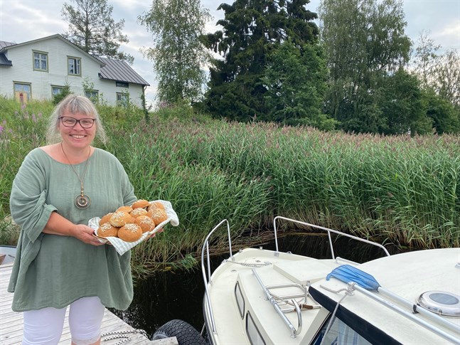 Nedanför Nylunds hus i Åminne är båttrafiken livlig. Siv har tänkt på att erbjuda båtfolket hembakat från bryggan.