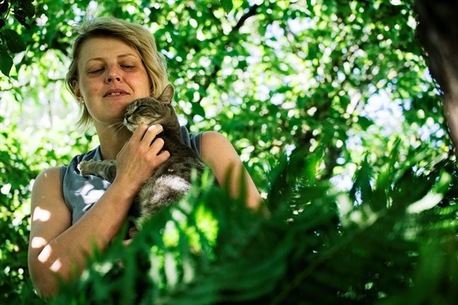 För Johanna Knuts är trädgården avkoppling. En lugn oas där det blir meditativt att plocka stenar och där det finns tid att klia Tigirella bakom örat.