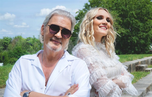 Johnny Logan och Jannike Sandström framför sin nya låt på evenemanget Villa Live i Vasa.