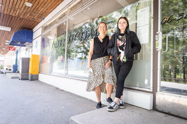 Maria Karp och Michelle Martin utanför frisersalongen Hair House i Gamla Vasa.