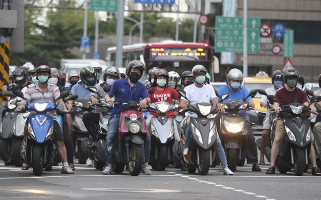 Trafikanter med munskydd i Taiwan tidigare i veckan.