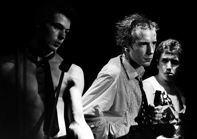 Sex Pistols, med sångaren Johnny Rotten i mitten, vid en spelning i Stockholm 1977. Sid Vicious (till vänster) dog 1979. Arkivbild.