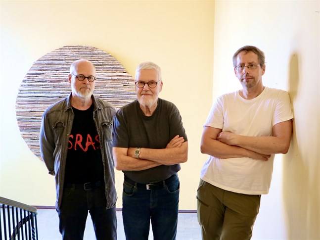 Sture Sunabacka, Sven Svanbäck och Hans G Hästbacka konstaterar att deras verk kommunicerar, men utan att konkurrera.