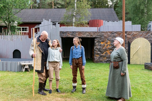Hubert, den bästa bågskytten (Mats Holm) och duvdrottningen Sofia (Carina Viklund-Östman) är glada över att se Skorpan (Nathalie Riska) och Jonatan (Cajsa Östman) igen.