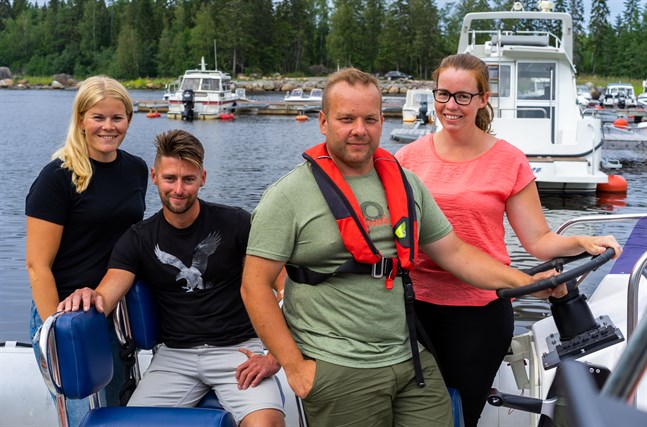 Matilda och Staffan Åkerlund, Andreas och Magdalena Grankulla som står bakom Larsmont Archipelago ska driva Köpmanholmen i sommar.