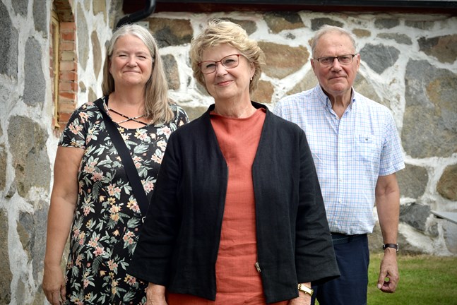 Ann-Marie Lillmåns, Gun Snellman och Richard Sjölund från stiftelsen för Aspegrens Trädgård, som arrangerar allsång vid Rosenlund 25 juli.
