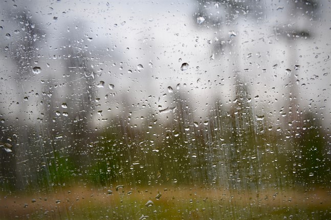 Under söndagen intensifieras skurarna i snabb takt i samband med att de rör sig vidare mot landets östra delar, uppger Meteorologiska institutet.