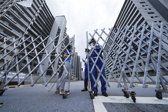 Avspärrade vägar in till OS-byn i Tokyo.