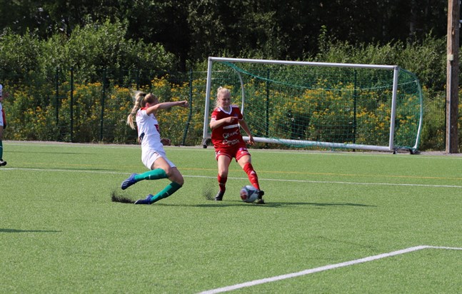 TPV:s Niina Huotari hade stora bekymmer med FC Sport:s kvicke ytter Eveliina Lehto.