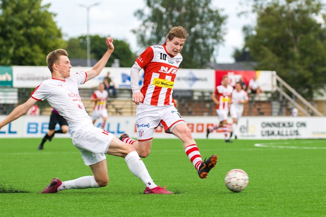 GBK:s Joni Lämsä (10) kämpar med gästernas Ville Teräsranta.
