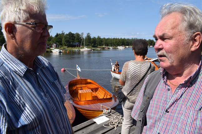 Harry Björk och Göran Lillkåll besökte Träbåtskavalkaden i Gamla hamn. Båten bakom dem är LIllkålls och byggd på Jakobstads båtvarv 2007.