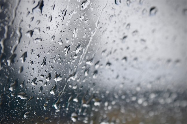 – Åskfronten är mycket smal och rör sig snabbt. I praktiken rör den sig nu i Finlands mellersta delar, säger Anna Latvala, jourhavande meteorolog vid Foreca, på söndagseftermiddagen.