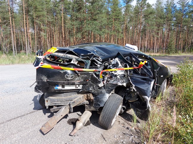 En bil blev totalförstörd i olyckan på riksväg 8 i Karleby.