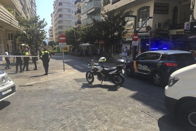 Spansk polis spärrar av olycksområdet där en bil kört in i flera uteserveringar i Marbella i södra Spanien. Minst tio människor skadades och polisen utreder fallet som en olyckshändelse.
