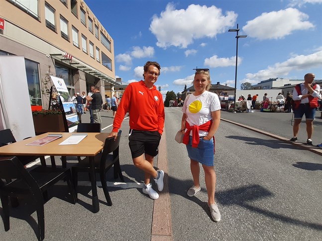 Markus Kronholm i samspråk med Heidi Matinlassi om bland annat Jaros hemmamatcher på onsdag och lördag.