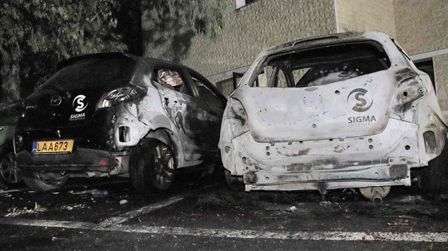 Brända bilar utanför tv-kanalen Sigma TV:s högkvater i Nicosia.