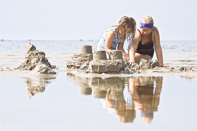 Elsa Veikkola och Nina Ingman höll på att bygga ett sandslott.
