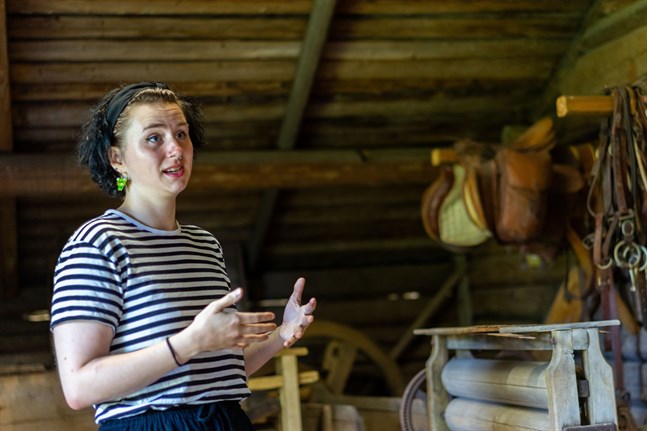 Hilma Forsberg digitaliserar alla föremål vid Torgare lantbruksmuseum i sommar.