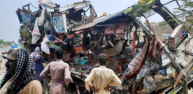 Bussvraket efter den svåra olyckan väster om pakistanska Multan.
