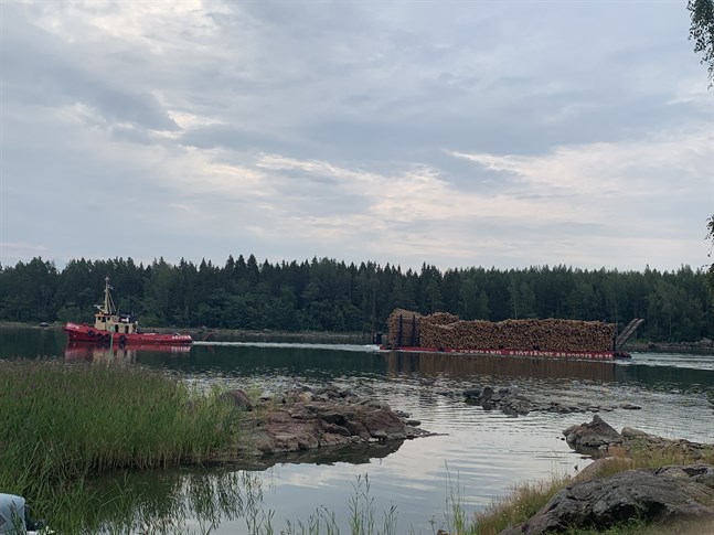 Virkespråmen som hämtar vindfällen från Harvungön i Korsnäs på väg genom Storskatsundet till Kaskö hamn.