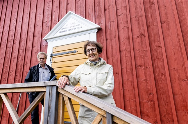 Mikael Herrgård och Ulla-Maj Salin vid ingången som är byggd i gammal stil.