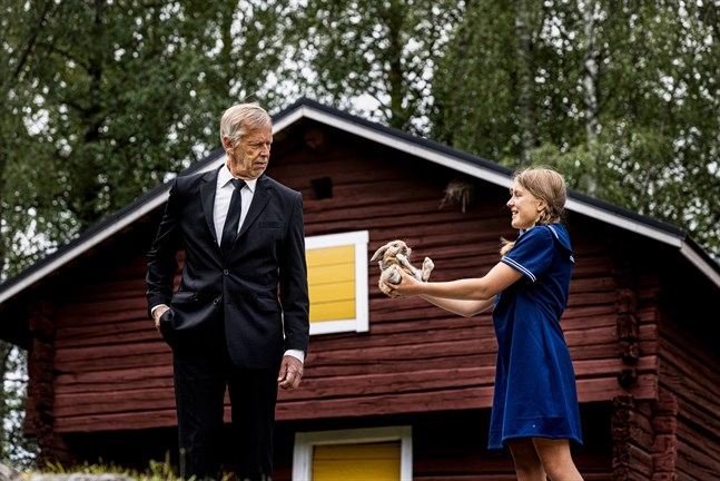 En ung och driftig Fanny Smeds (Linn Österberg) ägnar sig åt affärer – här försöker hon sälja en kanin åt Johannes Smeds (Ulf Johansson).