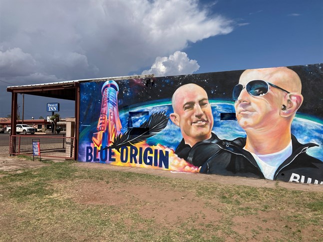 En byggnad i Van Horn, Texas, varifrån Jeff Bezos ska åka till rymden, har fått en väggmålning föreställandes mångmiljardären inför resan.