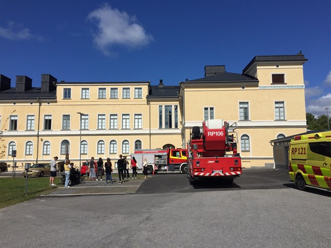 Personalen, ungefär 15 personer, utrymde Styrelsegården och stod och väntade utanför medan brandmännen släckte branden.