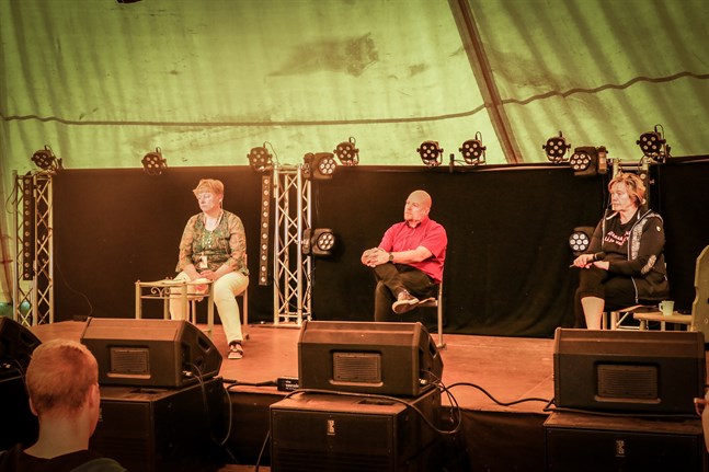 Outi Airola (till höger) modererade diskussionen mellan Stina Mattila, Timo Sivula och publiken.