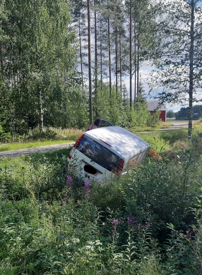 En postbil körde av vägen i Forsby, Pedersöre.