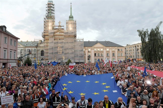 Den 14 juli slog Polens författningsdomstol fast att landet inte behöver följa beslut från EU-domstolen. Bilden är från demonstrationerna utanför författningsdomstolen i Warszawa den 21 november 2018 när polackerna ville visa sitt stöd för de polska domarna.