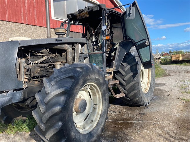 En traktor började brinna i Jeppo på tisdagseftermiddagen.