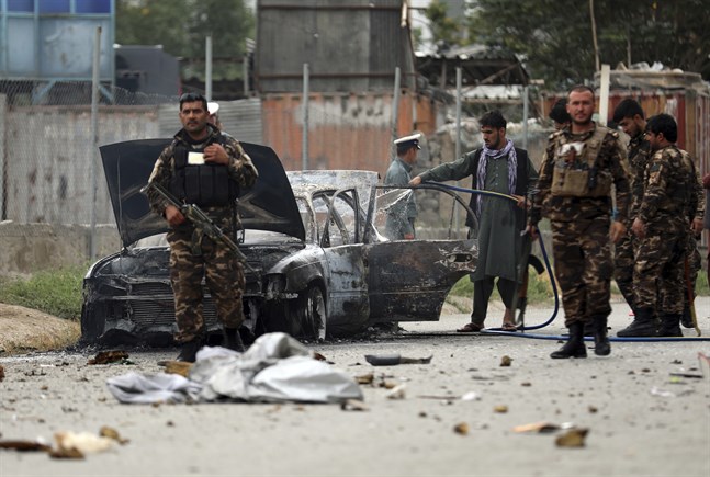 En bil från vilken raketerna kan ha avfyrats inspekteras i Afghanistans huvudstad Kabul efter attacken.