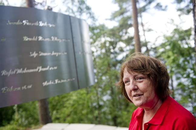 Lisbeth Kristine Røyneland vid minnesmärket på Utøya. Hennes dotter Synne mördades på ön för tio år sedan. Arkivbild.