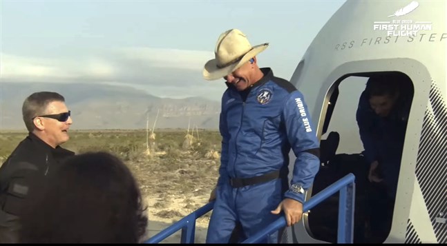 Tillbaka på jorden. En lycklig Jeff Bezos (i cowboyhatt) kliver av sin rymdfarkost.