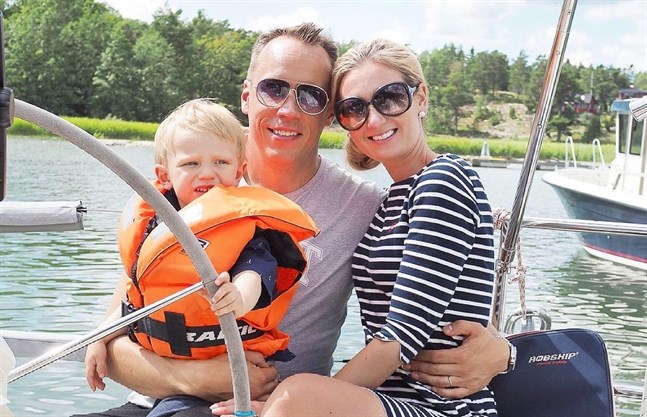 Jessica och Jaska Rantala är på seglats med deras son William i södra Europa.