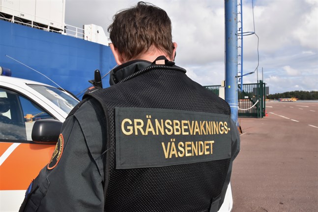 Livlig båttrafik ger mer jobb för gränsbevakningen – både vad gäller gränskontroller och räddningsuppdrag.