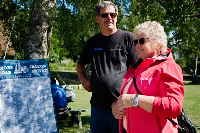 Berit och Martin Eliasson är på besök i Jakobstad under tisdagen. Sommarstugan ligger i Bosund, men bosatta är de vanligtvis i Luleå.