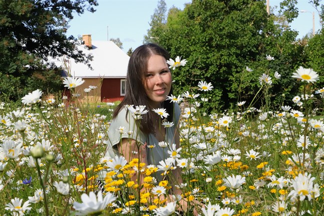 Sara Mannsén har anlagt en sommaräng i Harrström.