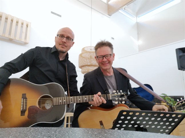 Duon Jarkko Jouppi, till vänster, och Lars Edberg spelar och sjunger på en konsert i Frank Mangs Center.