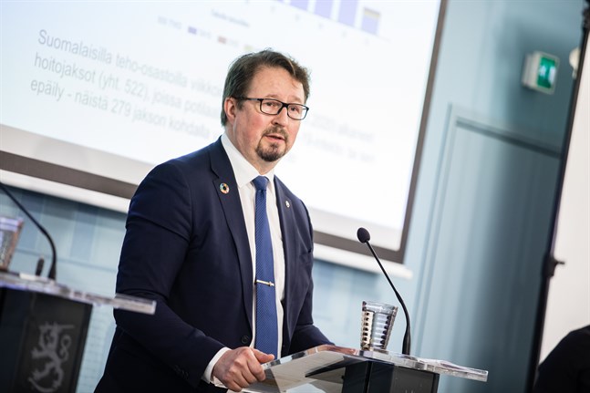 Institutet för hälsa och välfärds direktör Mika Salminen hade hoppats på en högre vaccintäckning innan ökningen av coronafallen tog fart. Arkivbild.