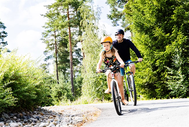 Victor och Elvira Ohlis har övat på trafiksäkerhet inför Elviras skolstart i höst.