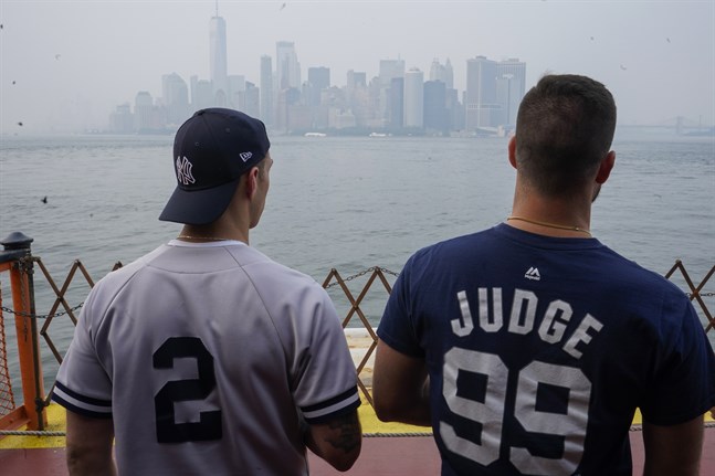 Röken från skogsbränderna ligger tjock över Manhattan i New York.