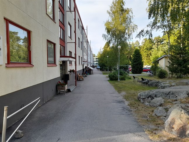 En vattenskada orsakade stora skador i ett trevåningshus på Myrvägen.