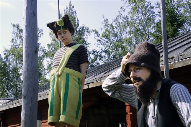 Findus (Anna Moberg) och Pettson (Lotta Ventus) berättar hur livet kunde se ut på en bondgård förr i tiden.