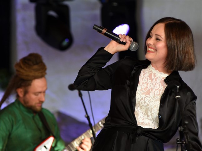 Oona Airola hörde till de artister vars uppträdande på plats i Kaustby också kunde ses på folkmusikfestivalens webbsidor.