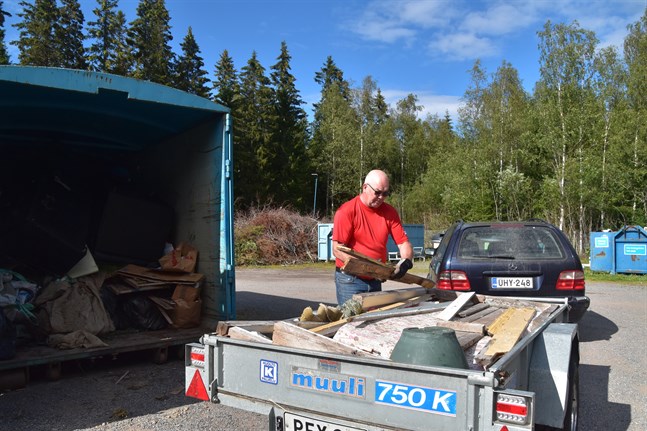 Bjarne Ehnström hade med sig en hel del brännbart avfall till Replot återvinningsstation i tisdags. Många av de som hade tänkt göra sig av med metallskrot fick vända om för att containern för metall var full redan klockan 16.30.