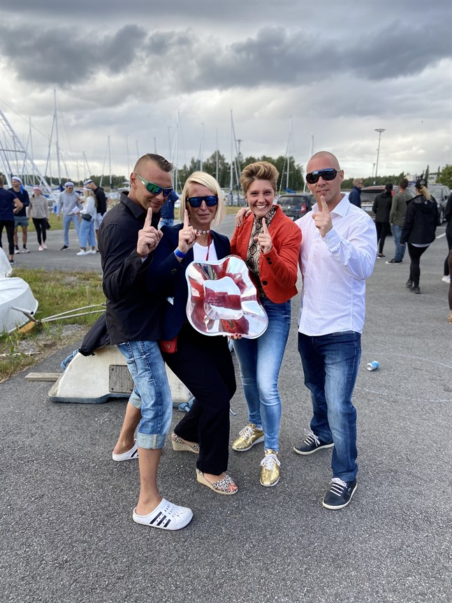 Dennis & Karin Kronholm och Jessica & Toni Krohn i Team Kronan firar segern i årets upplaga av Jeppis2Sea.