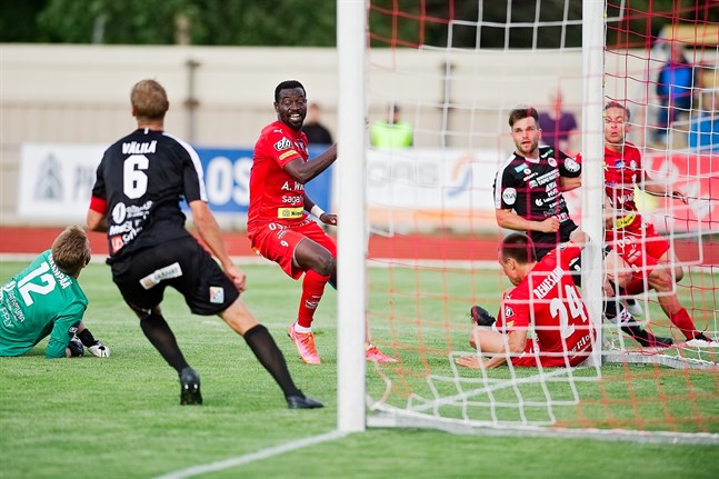 Macauley Chrisantus i Jaro nära mot MuSa.