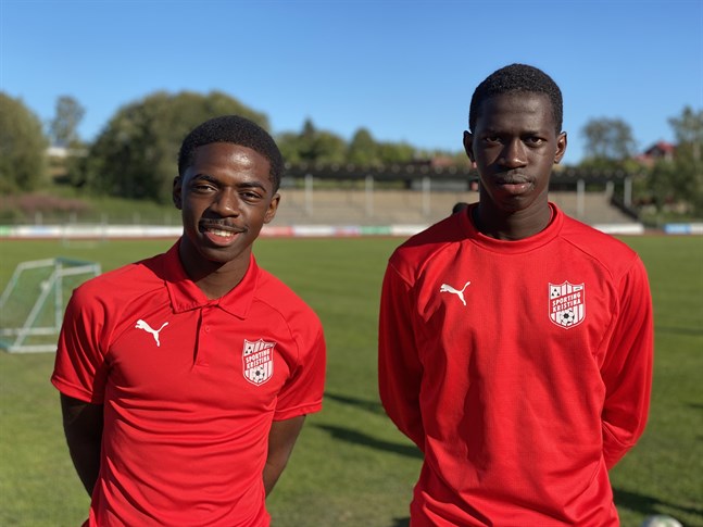 Eli Wembankoy, till vänster, är ny mittback i Sporting. Till höger lagets nya anfallare Sewane Ibrahima som redan hunnit spela en match för sitt nya lag. Går allt i lås har Sporting med fyra nya spelare nästa match.